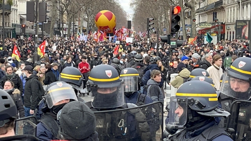 Французские депутаты раскритиковали слова Макрона о нелегитимности толпы