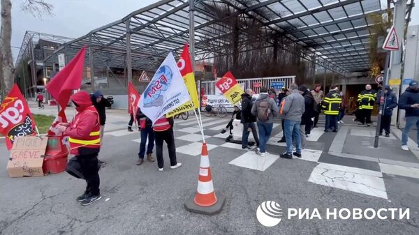 Работники мусоросжигательного завода под Парижем устроили блокаду