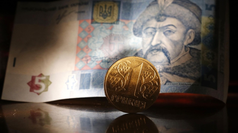 Реальная месячная зарплата украинцев сократилась примерно на 14 процентов