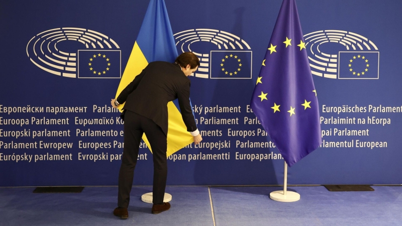 Вопрос о вступлении Украины в ЕС сейчас не стоит, заявила Бербок