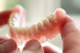 Особенности процедуры по установке зубных протезов