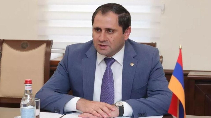 Министр обороны Армении прервал визит в Брюссель на фоне эскалации