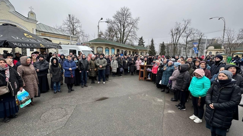 У Киево-Печерской лавры вновь собрались верующие