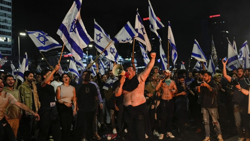 В Тель-Авиве полиция применила против протестующих водометы