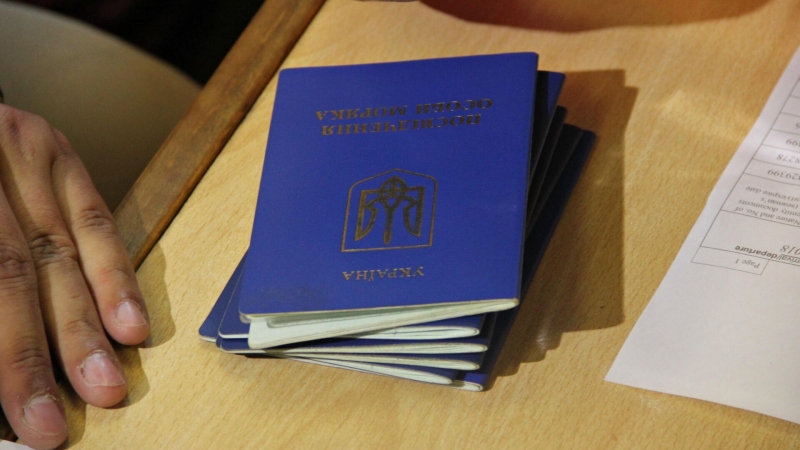 На Украине хотят убрать русский язык из паспортов