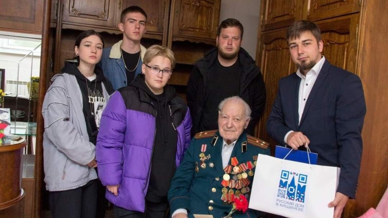 В Кишиневе волонтеры поздравили ветеранов Великой Отечественной войны
