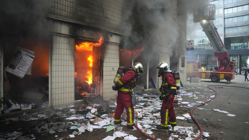 Протестующие в Нантере сожгли офис банка Crédit Mutuelle