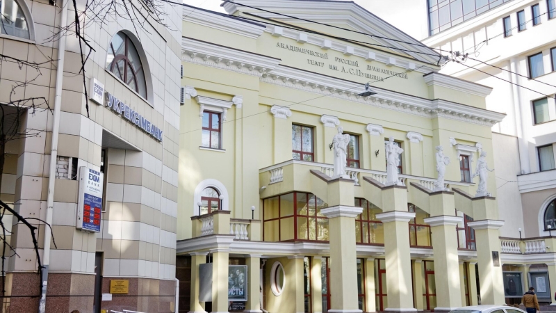 Со здания Харьковского академического театра убрали упоминания о Пушкине