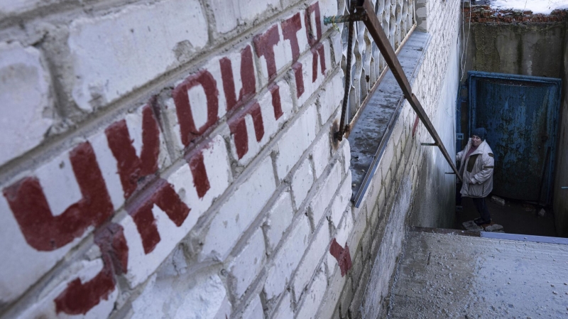 В Киеве учителей заставляют по ночам дежурить в укрытиях, пишут СМИ