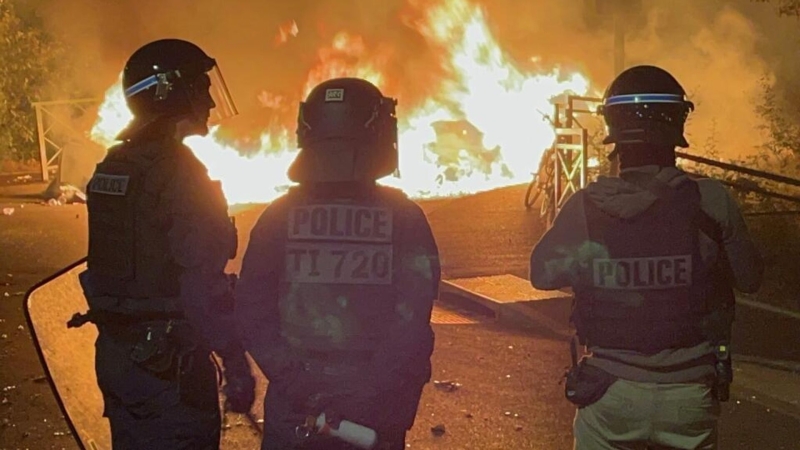 В регионе Иль-де-Франс сожгли около 20 автобусов в ходе ночных беспорядков