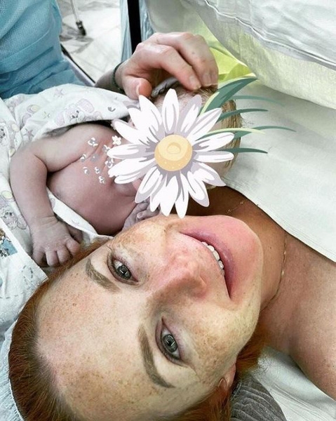 Первое фото Лены Катиной с малышом в роддоме