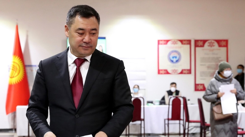 Президент Киргизии полетел на рейсовом самолете в эконом-классе