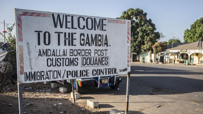 В Гамбии уволили двух чиновников после смерти выпивших сироп от кашля детей