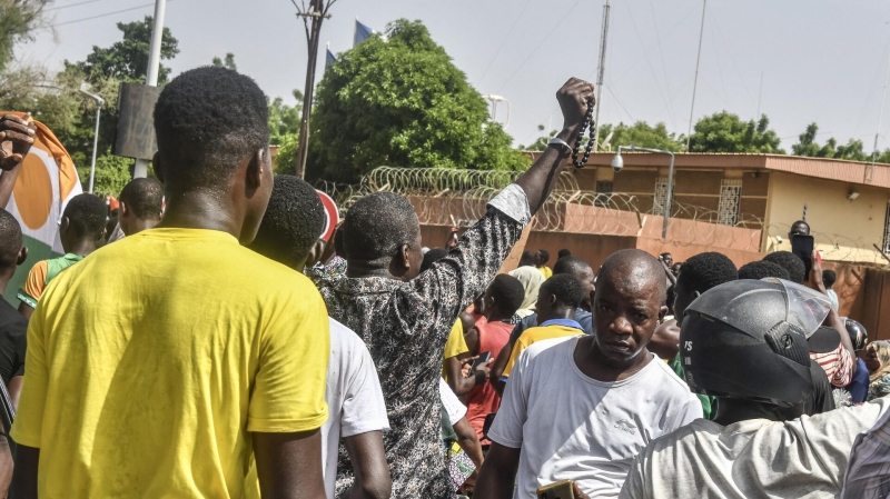 Франция объявила о начале эвакуации сограждан из Нигера