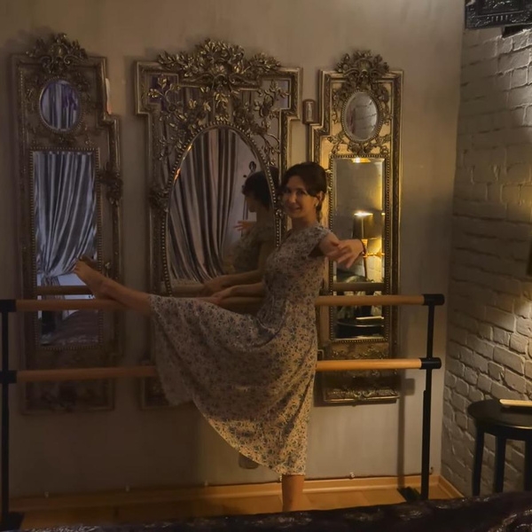Позолота, лепнина, балетный станок: двухэтажная квартира Екатерины Климовой, которую оценит Анастасия Волочкова