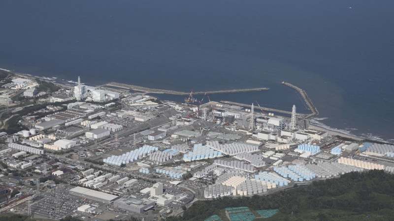 В Японии взяли пробы воды, сброшенной с аварийной "Фукусимы"