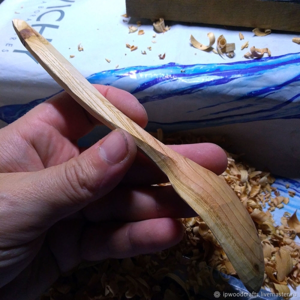 Вырезаем деревянную ложку