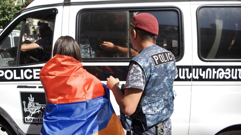 В Ереване начались задержания протестующих