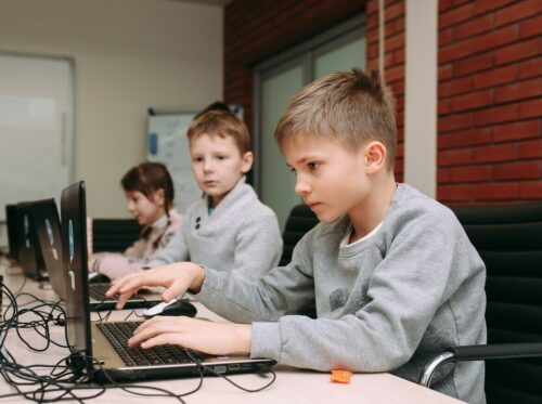Играть и учиться: курсы программирования для детей, где будущее начинается с кода