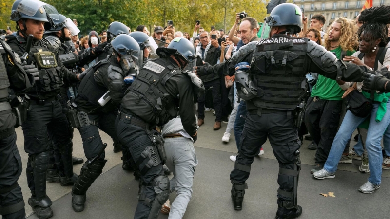 Полиция в Париже применила водометы для разгона акции в поддержку Палестины