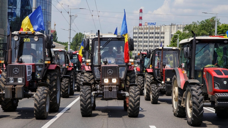 Молдавские фермеры на тракторах заблокировали один из въездов в Кишинев