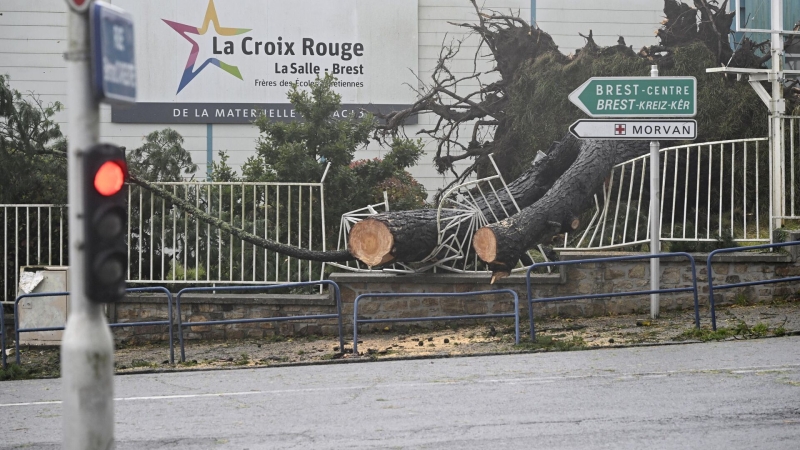 Премьер Франции назвала число погибших и раненых из-за шторма "Киаран"