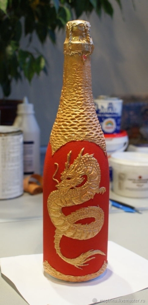 Эффектный, но несложный  декор бутылки к году Дракона