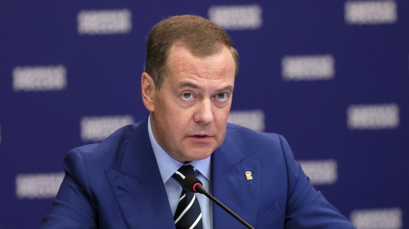 Медведев ответил на вопрос о средствах борьбы с переписыванием истории