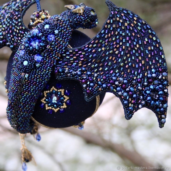 Объемный дракон из бисера плетёный мозаичным плетением