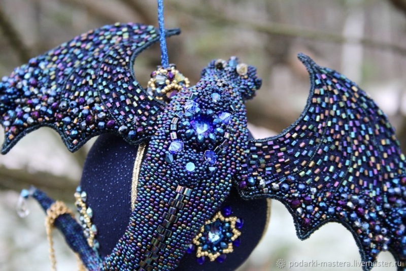 Объемный дракон из бисера плетёный мозаичным плетением