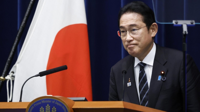 Премьер Японии из-за скандала покинул фракцию