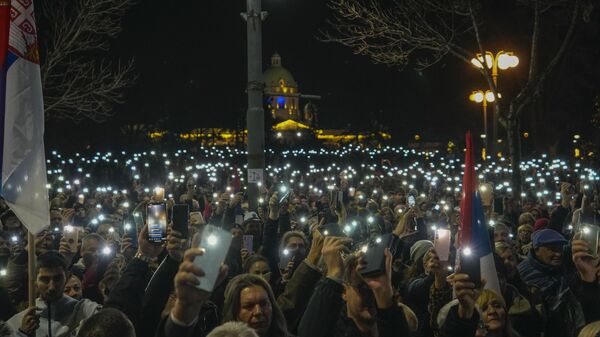 Протестующие в Белграде отправились к управлению полиции
