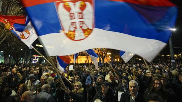 Протестующие в Белграде отправились к управлению полиции