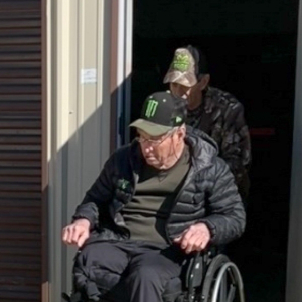 В инвалидном кресле, без ноги: первые фото отца Бритни Спирс после ампутации