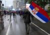 В Сербии участники протеста оппозиции перекрыли улицу перед избиркомом