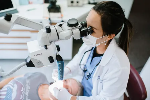 Инновационные методы диагностики и щадящего лечения даже самых незаметных стоматологических проблем с помощью микроскопа