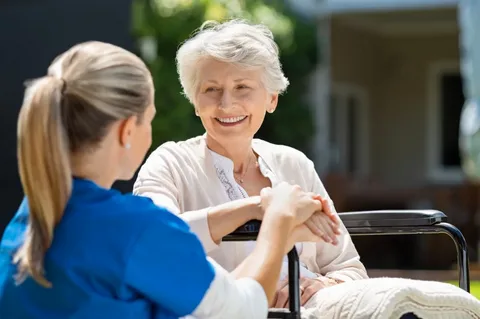 Уход за престарелыми и пожилыми людьми в пансионате: основные методы и услуги