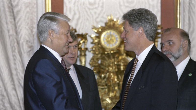 Ельцин и Клинтон могли обсуждать вступление России в НАТО, заявил экс-посол