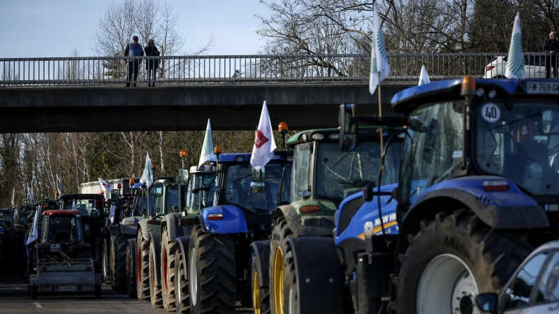 Французские фермеры перекрыли въезд на трассу между Женевой и Парижем