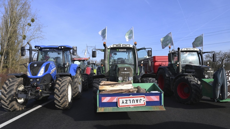 Колонны тракторов французских фермеров прибыли к аэропорту Тулузы