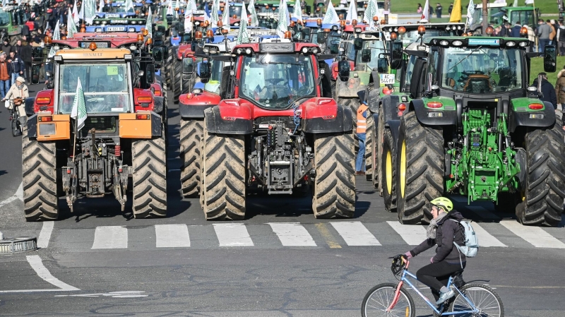 Протестующие фермеры начали перекрывать дороги вокруг Парижа