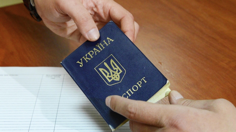 СМИ: Зеленский хочет лишать гражданства получивших паспорт России украинцев