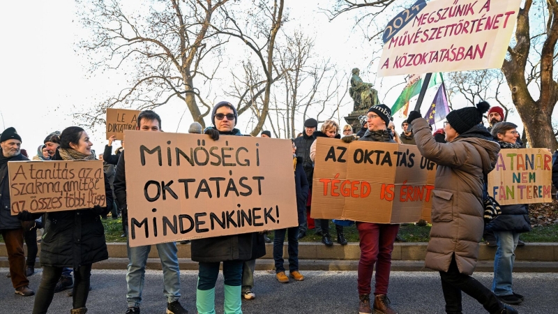 Участники митинга в Будапеште требуют повысить зарплаты учителям