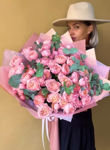 Пионовидные розы в букете: почему они так популярны и в чем их особенности