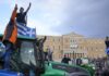 Греческие фермеры выехали на тракторах в центр Афин