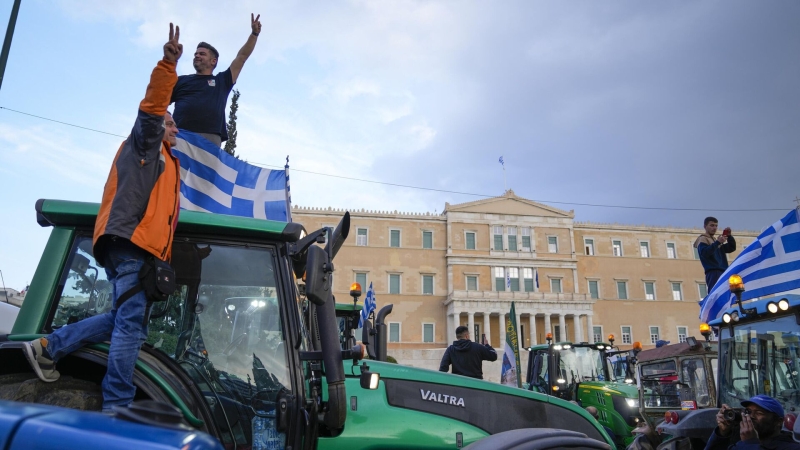Греческие фермеры выехали на тракторах в центр Афин