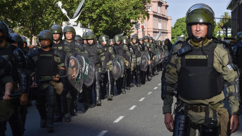 Полиция стягивает спецтехнику к зданию конгресса Аргентины