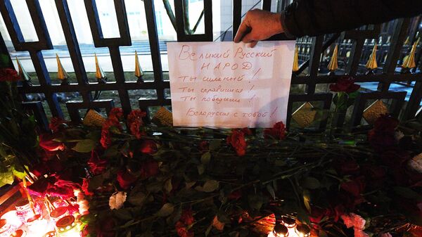 Жители Германии несут цветы к посольству и консульству России