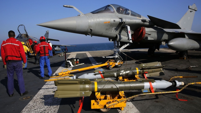 Франция "размывает" суверенитет, передав НАТО авианосец, заявил МИД России