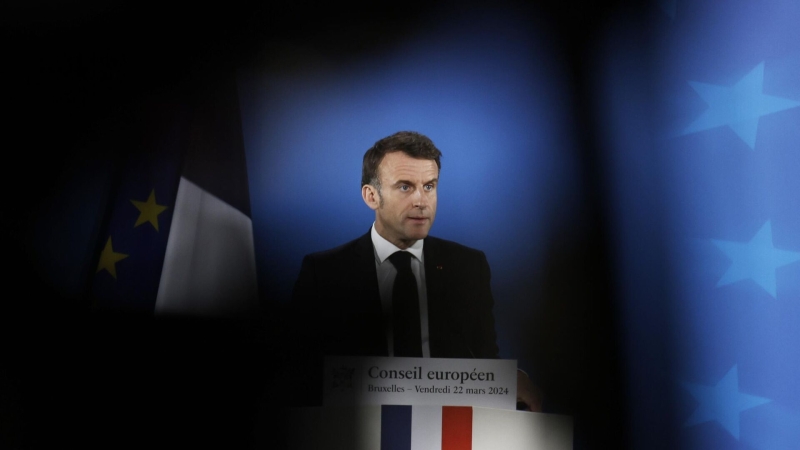 Франция "размывает" суверенитет, передав НАТО авианосец, заявил МИД России